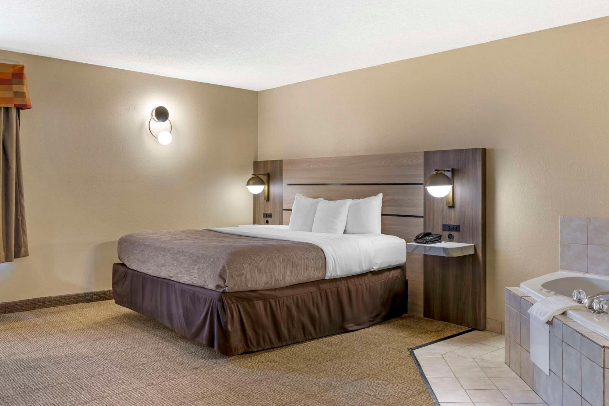 Quality Inn Raleigh Downtown Exterior photo